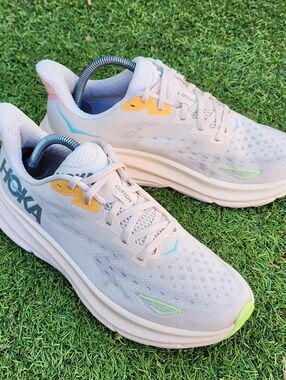 HOKA CLIFTON 9 - Womens Athletic Shoes - SIZE 9.5B